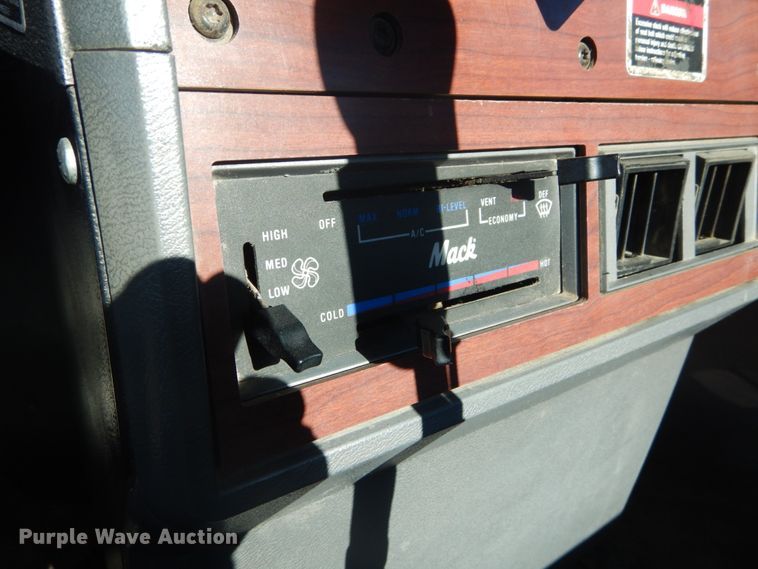 image for item GB9808 1999 Mack CH613 semi truck