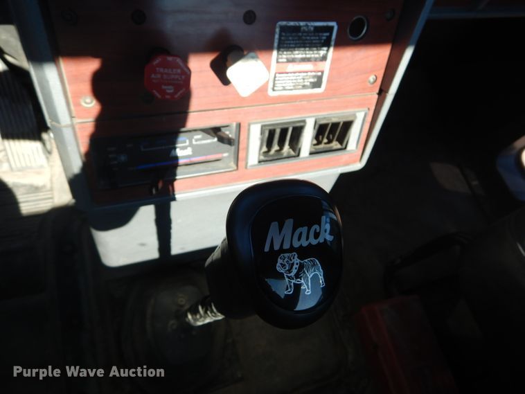 image for item GB9808 1999 Mack CH613 semi truck