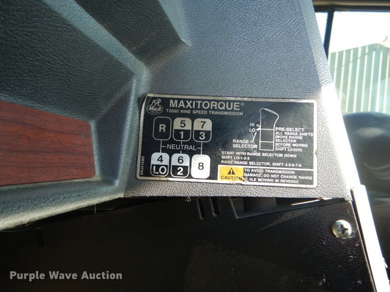 image for item GB9808 1999 Mack CH613 semi truck