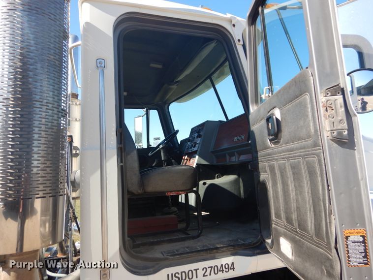 image for item GB9808 1999 Mack CH613 semi truck