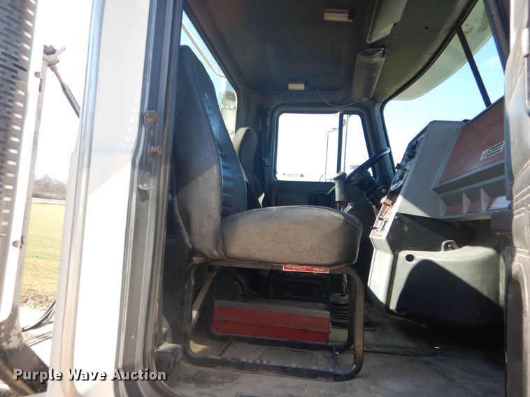 image for item GB9808 1999 Mack CH613 semi truck