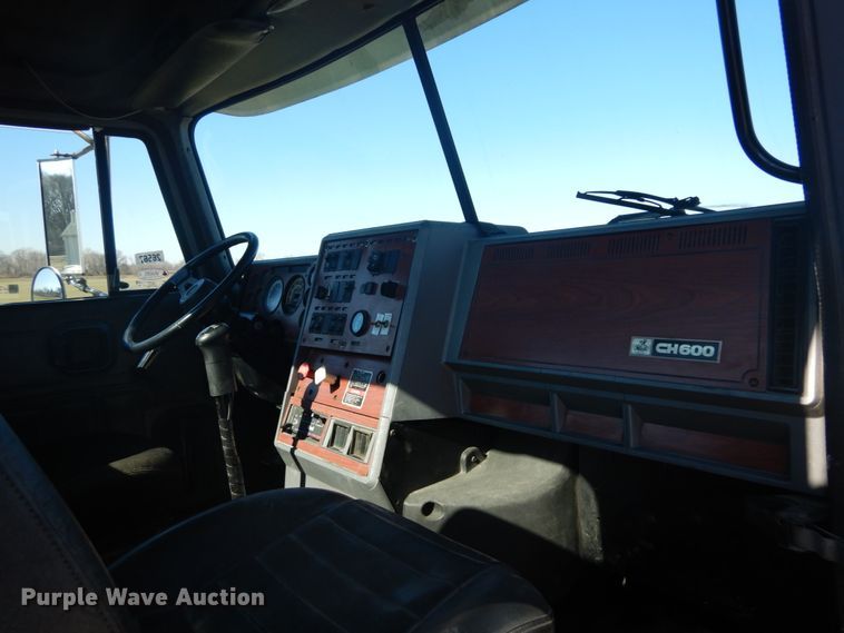 image for item GB9808 1999 Mack CH613 semi truck