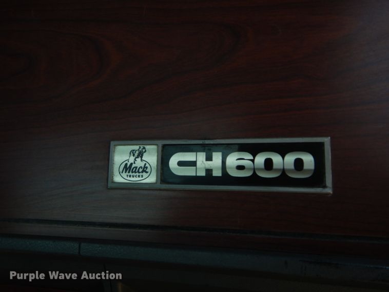 image for item GB9808 1999 Mack CH613 semi truck