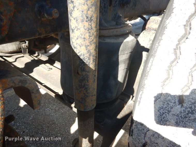 image for item GB9808 1999 Mack CH613 semi truck