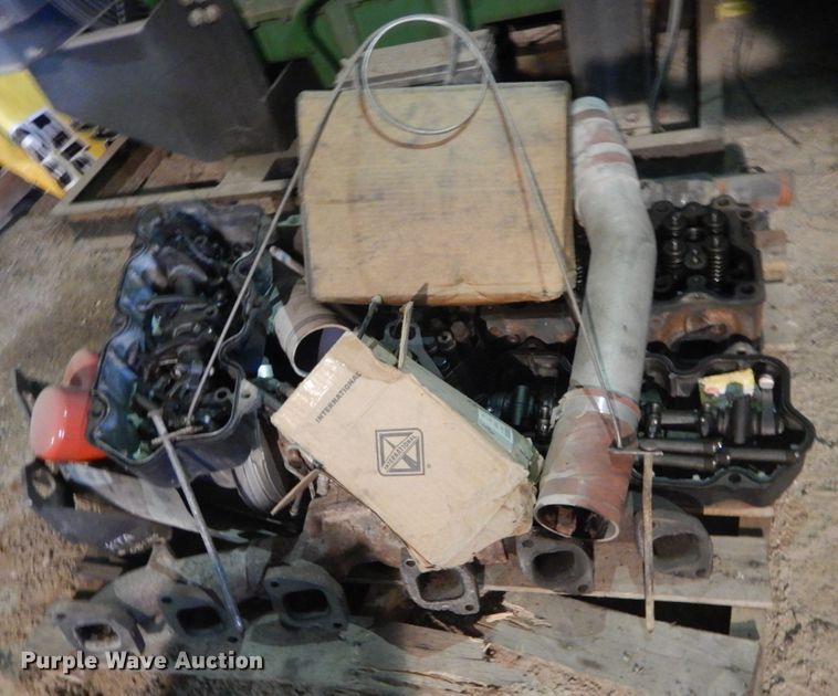 image for item GB9808 1999 Mack CH613 semi truck