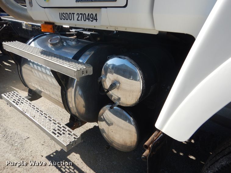 image for item GB9808 1999 Mack CH613 semi truck