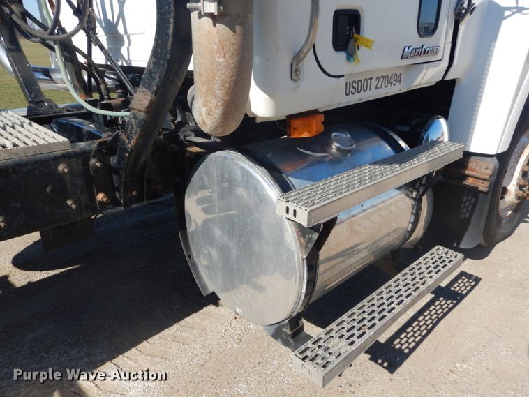 image for item GB9808 1999 Mack CH613 semi truck