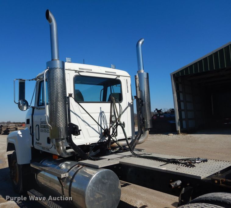 image for item GB9808 1999 Mack CH613 semi truck