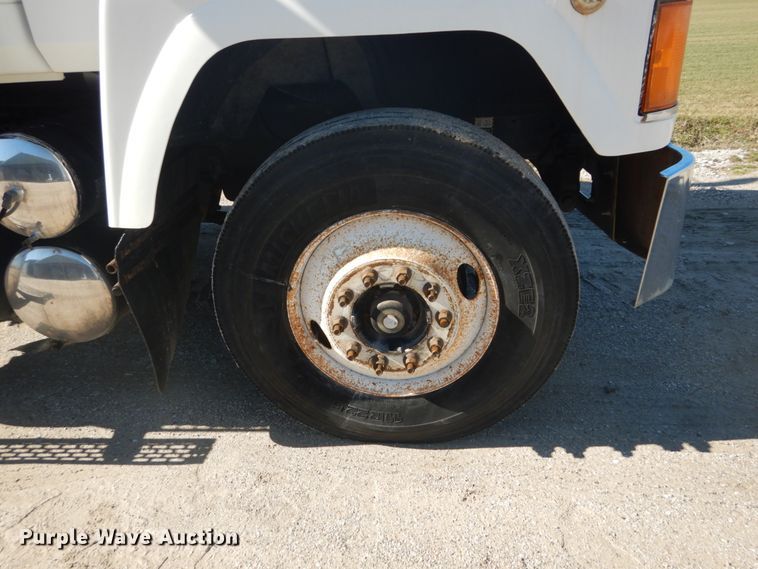 image for item GB9808 1999 Mack CH613 semi truck