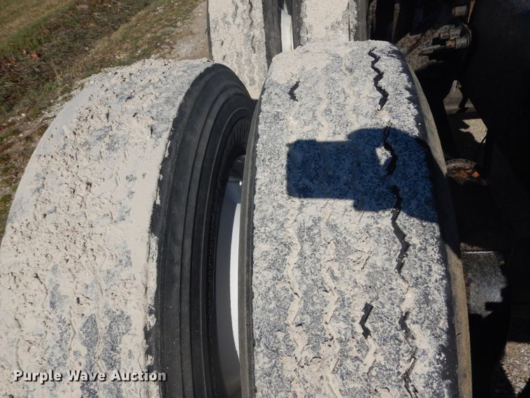 image for item GB9808 1999 Mack CH613 semi truck