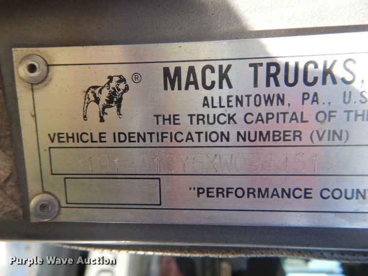 image for item GB9808 1999 Mack CH613 semi truck
