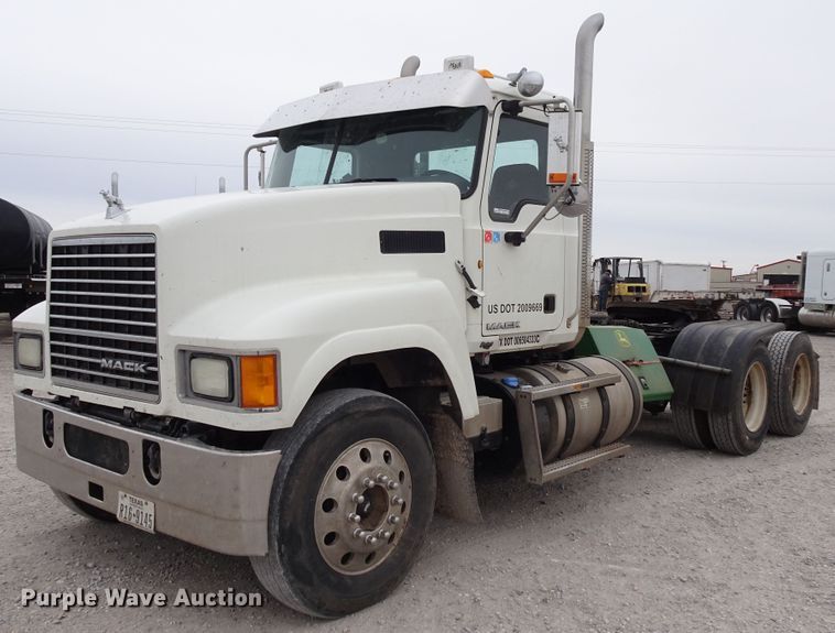 image for item GC9133 2015 Mack CHU613 semi truck