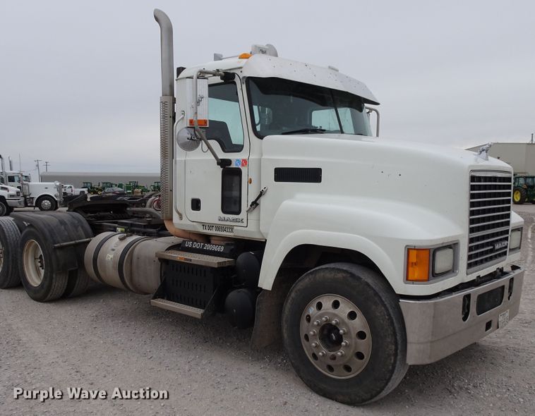 image for item GC9133 2015 Mack CHU613 semi truck