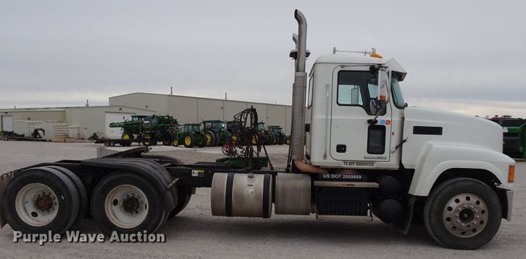 image for item GC9133 2015 Mack CHU613 semi truck