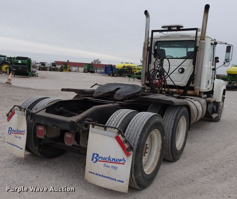 image for item GC9133 2015 Mack CHU613 semi truck