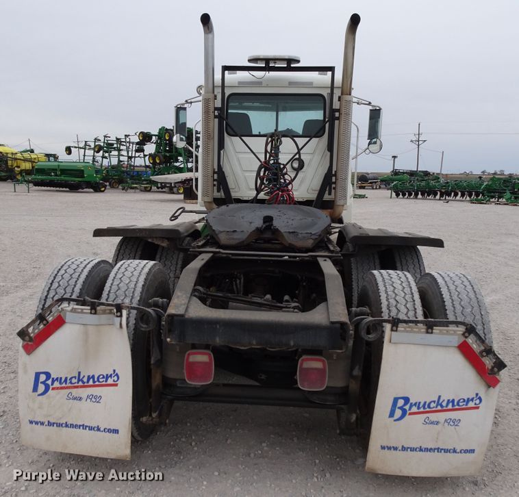 image for item GC9133 2015 Mack CHU613 semi truck