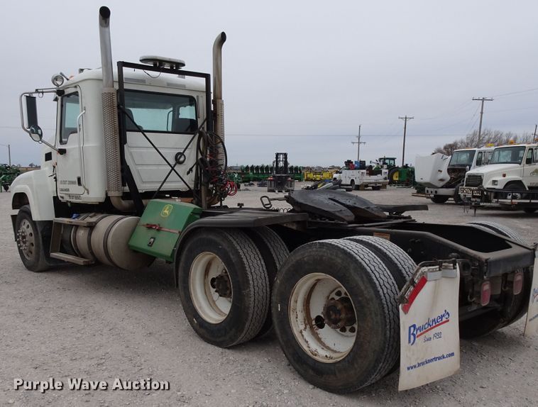 image for item GC9133 2015 Mack CHU613 semi truck