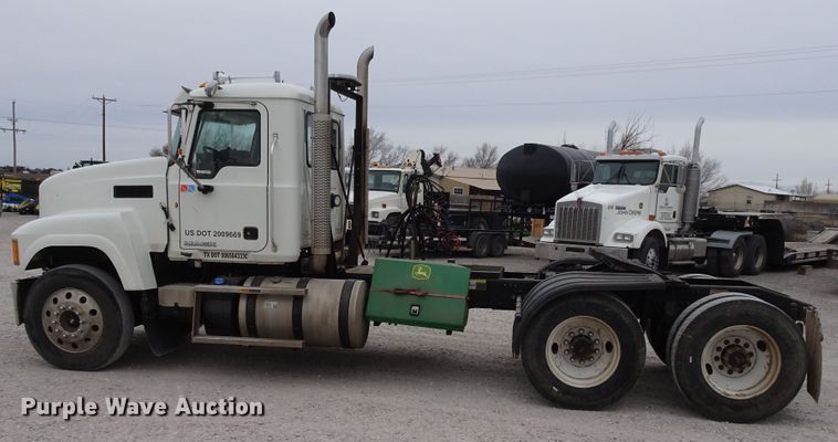 image for item GC9133 2015 Mack CHU613 semi truck