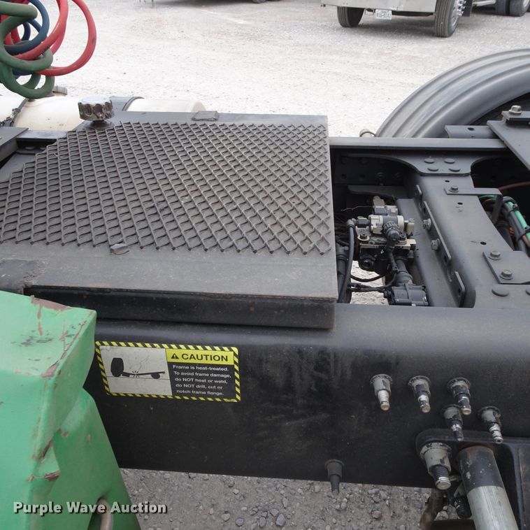 image for item GC9133 2015 Mack CHU613 semi truck