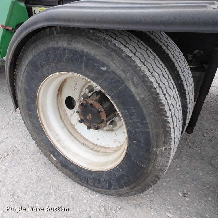 image for item GC9133 2015 Mack CHU613 semi truck