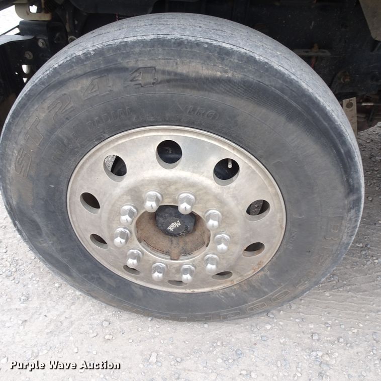 image for item GC9133 2015 Mack CHU613 semi truck