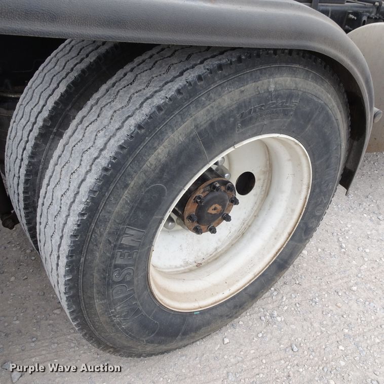 image for item GC9133 2015 Mack CHU613 semi truck