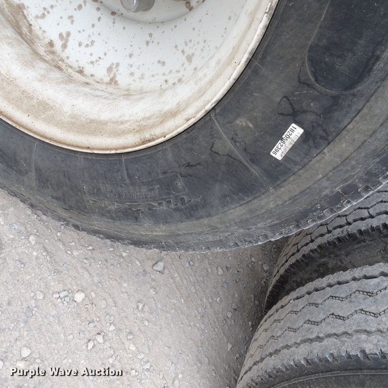 image for item GC9133 2015 Mack CHU613 semi truck