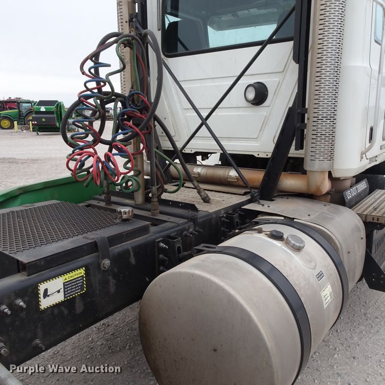 image for item GC9133 2015 Mack CHU613 semi truck