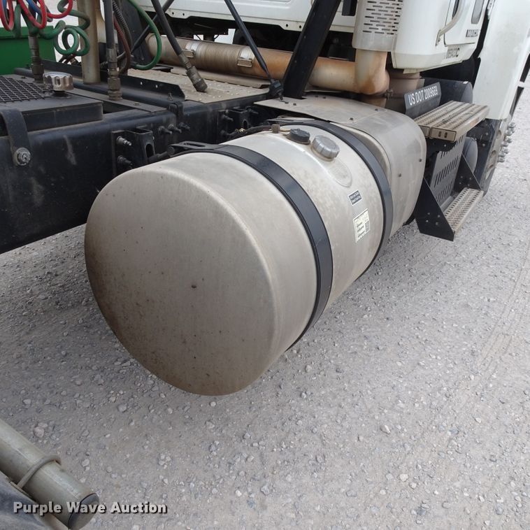 image for item GC9133 2015 Mack CHU613 semi truck