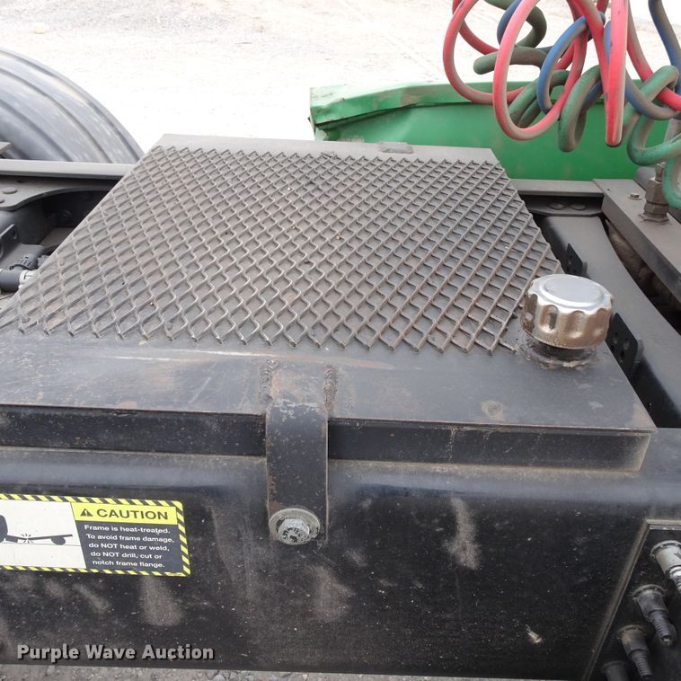 image for item GC9133 2015 Mack CHU613 semi truck