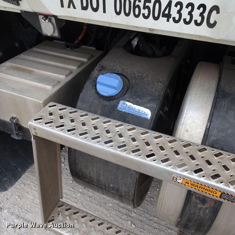 image for item GC9133 2015 Mack CHU613 semi truck