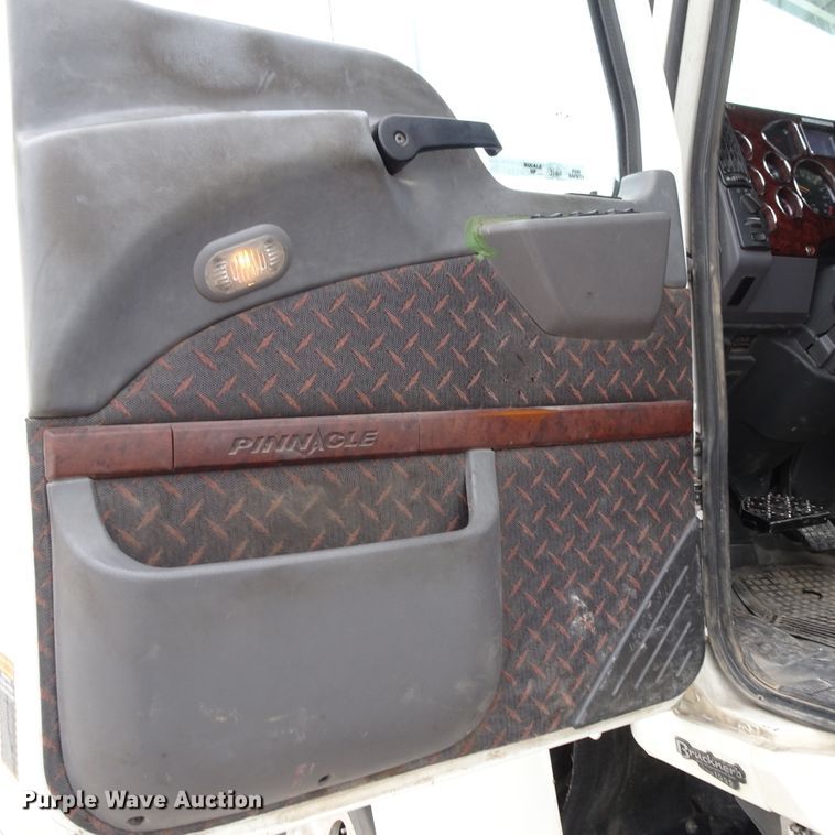 image for item GC9133 2015 Mack CHU613 semi truck