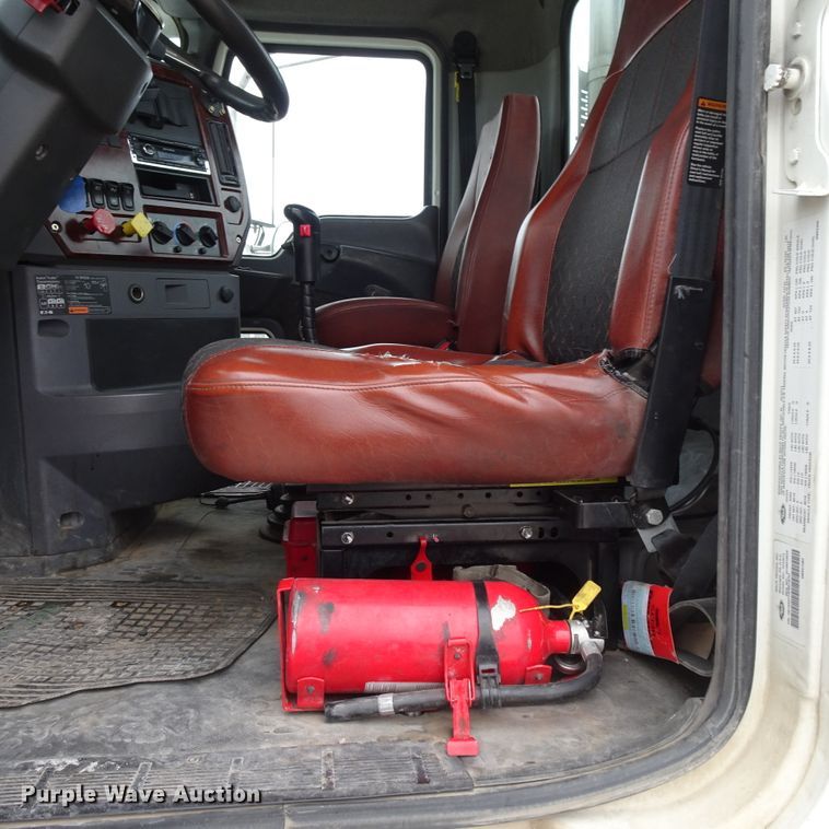 image for item GC9133 2015 Mack CHU613 semi truck