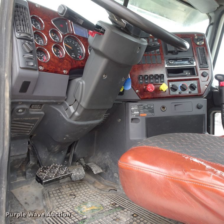 image for item GC9133 2015 Mack CHU613 semi truck