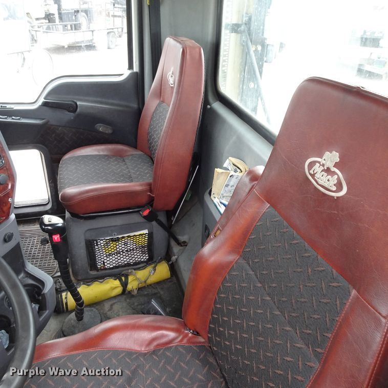 image for item GC9133 2015 Mack CHU613 semi truck