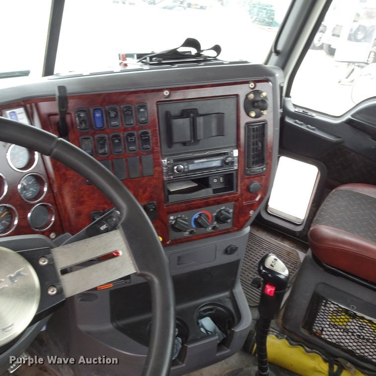 image for item GC9133 2015 Mack CHU613 semi truck