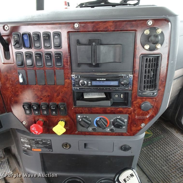 image for item GC9133 2015 Mack CHU613 semi truck