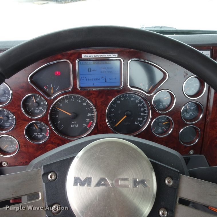 image for item GC9133 2015 Mack CHU613 semi truck