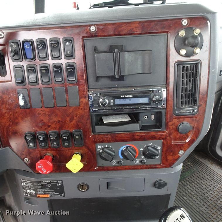 image for item GC9133 2015 Mack CHU613 semi truck