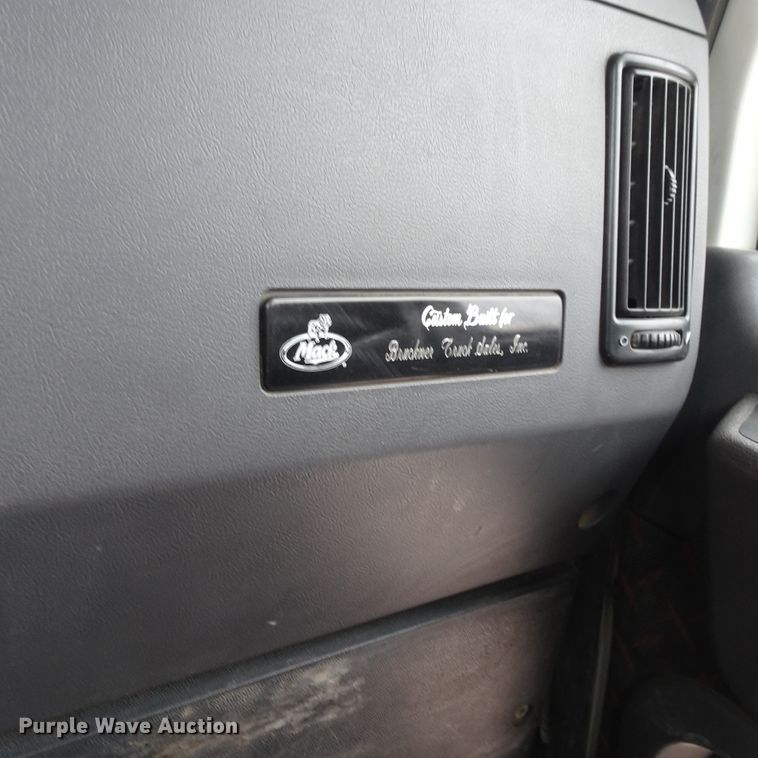 image for item GC9133 2015 Mack CHU613 semi truck