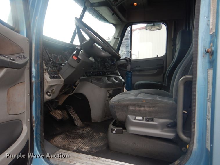 image for item GD9088 2002 Freightliner Columbia semi truck