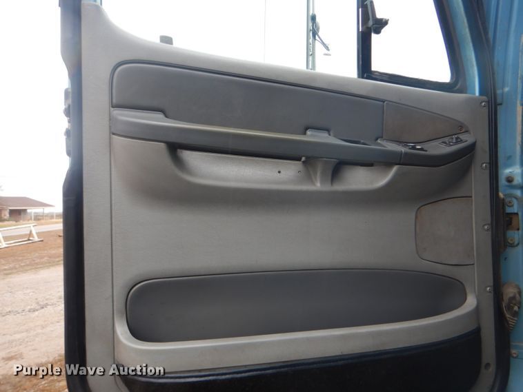 image for item GD9088 2002 Freightliner Columbia semi truck