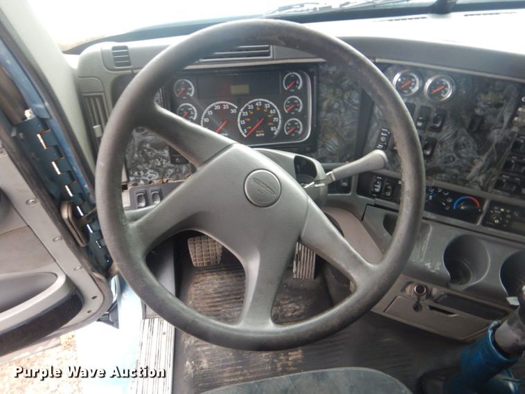 image for item GD9088 2002 Freightliner Columbia semi truck