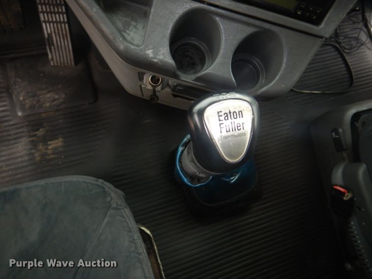 image for item GD9088 2002 Freightliner Columbia semi truck