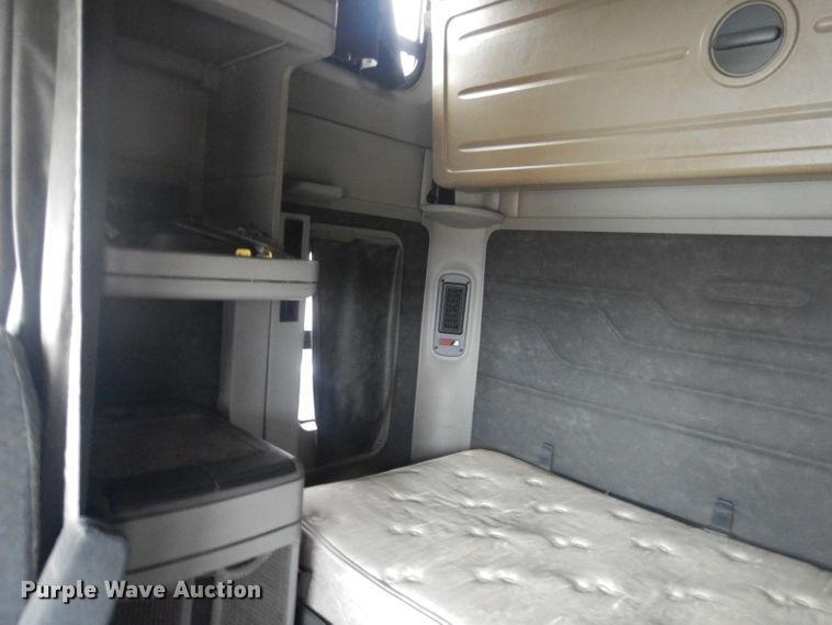 image for item GD9088 2002 Freightliner Columbia semi truck