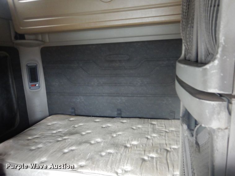 image for item GD9088 2002 Freightliner Columbia semi truck