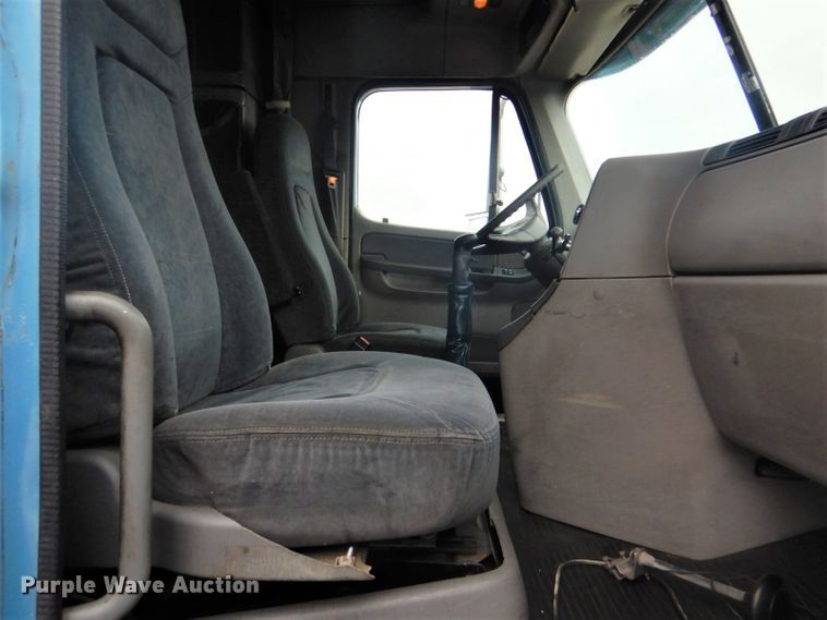 image for item GD9088 2002 Freightliner Columbia semi truck