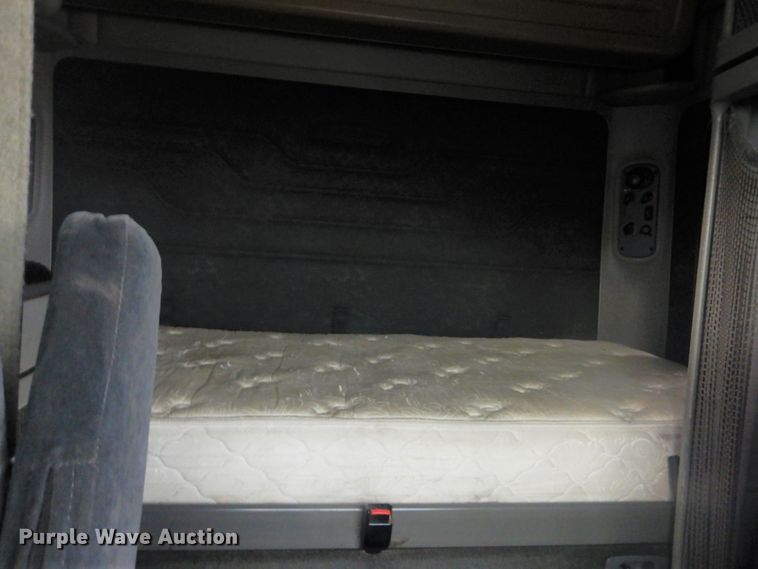 image for item GD9088 2002 Freightliner Columbia semi truck