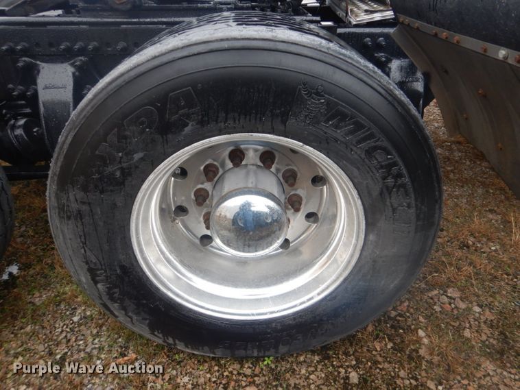 image for item GD9088 2002 Freightliner Columbia semi truck