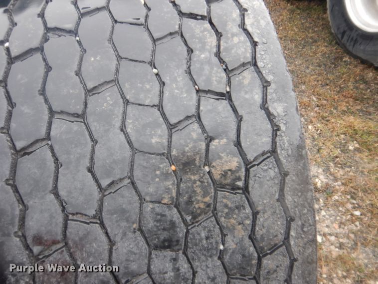 image for item GD9088 2002 Freightliner Columbia semi truck